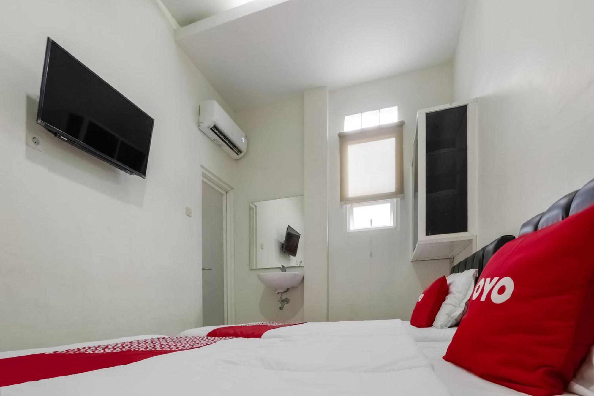 Super Oyo 3838 Tamansari Guest House Surakarta  Экстерьер фото