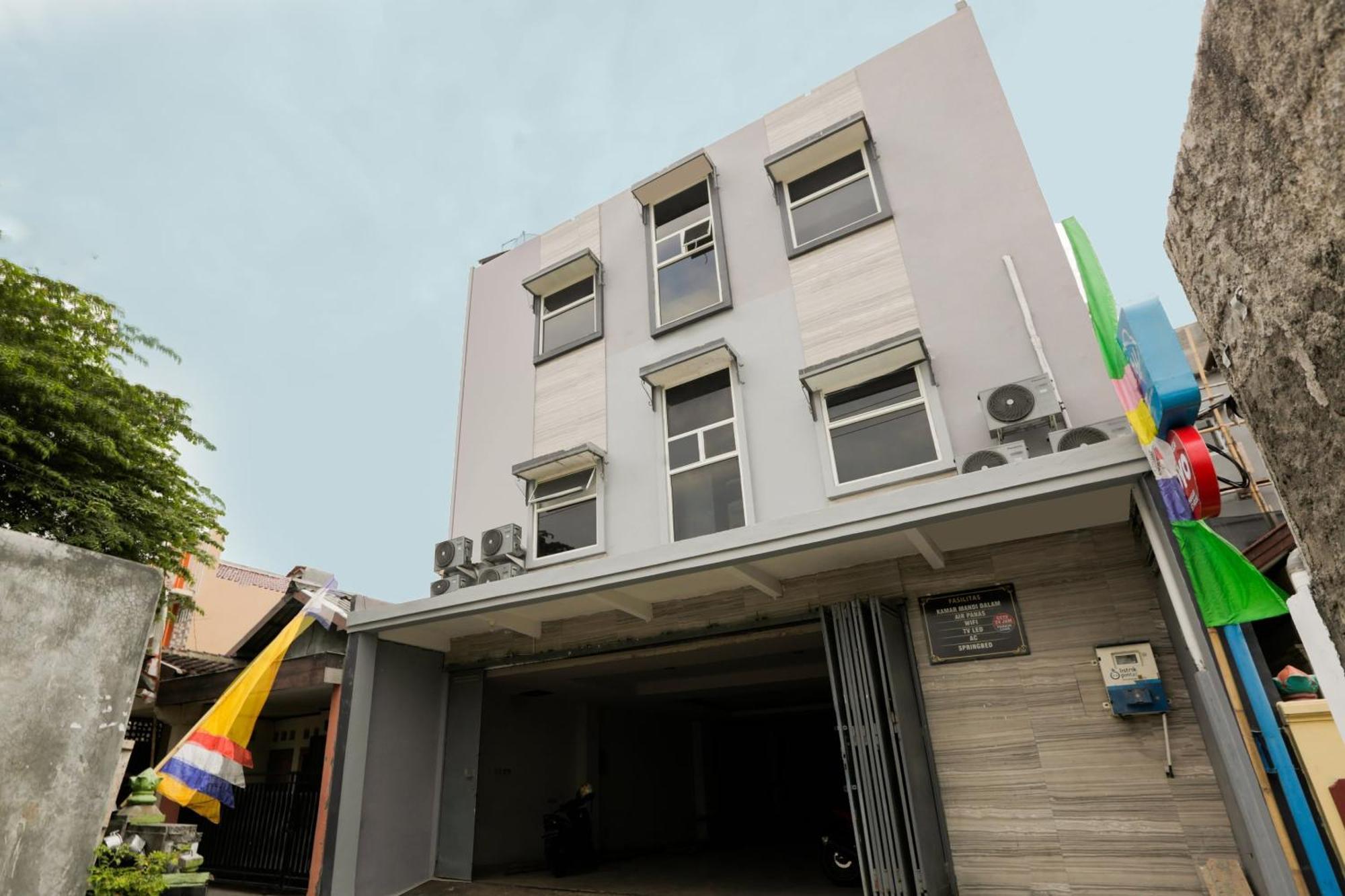 Super Oyo 3838 Tamansari Guest House Surakarta  Экстерьер фото