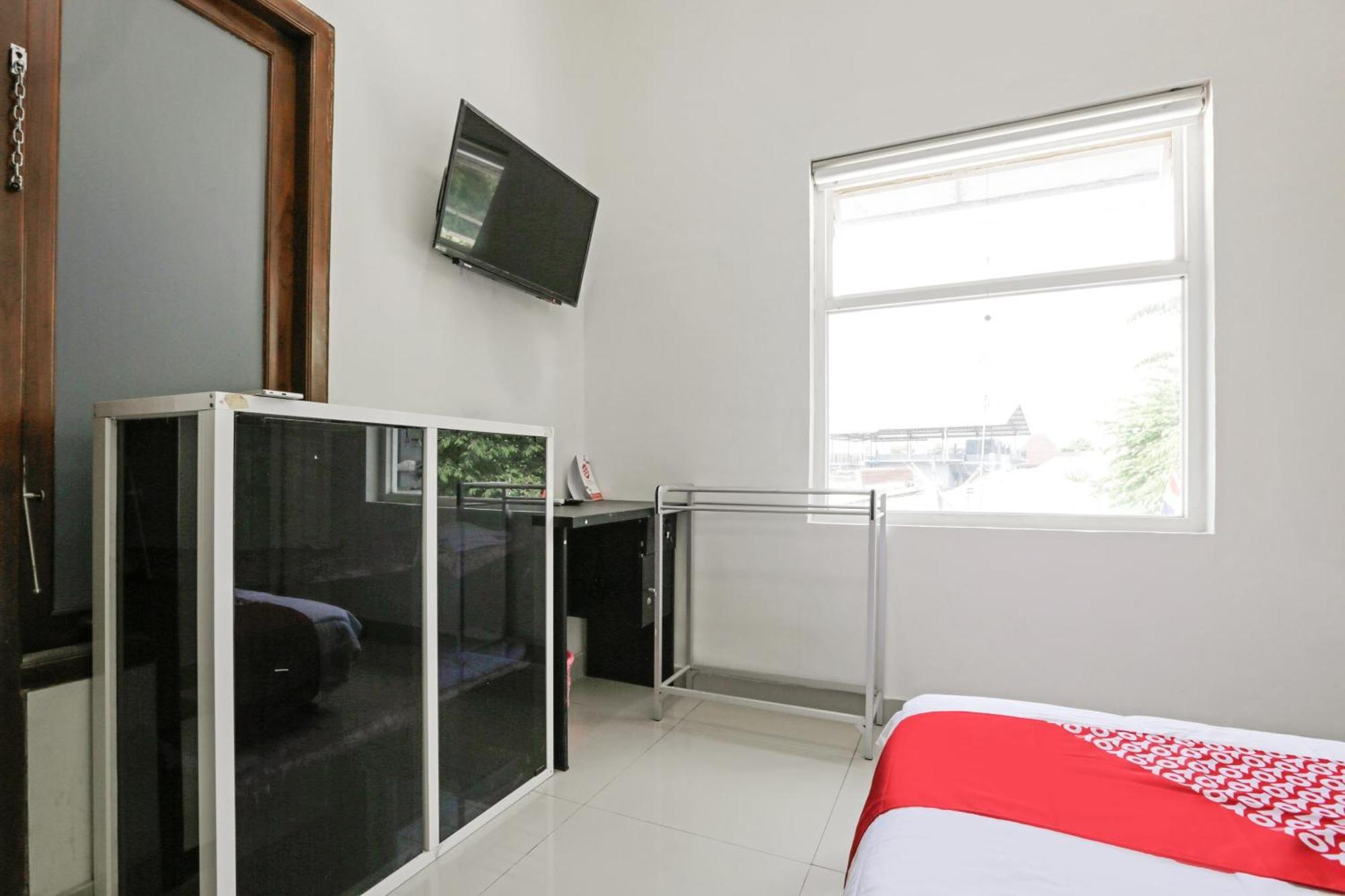 Super Oyo 3838 Tamansari Guest House Surakarta  Экстерьер фото