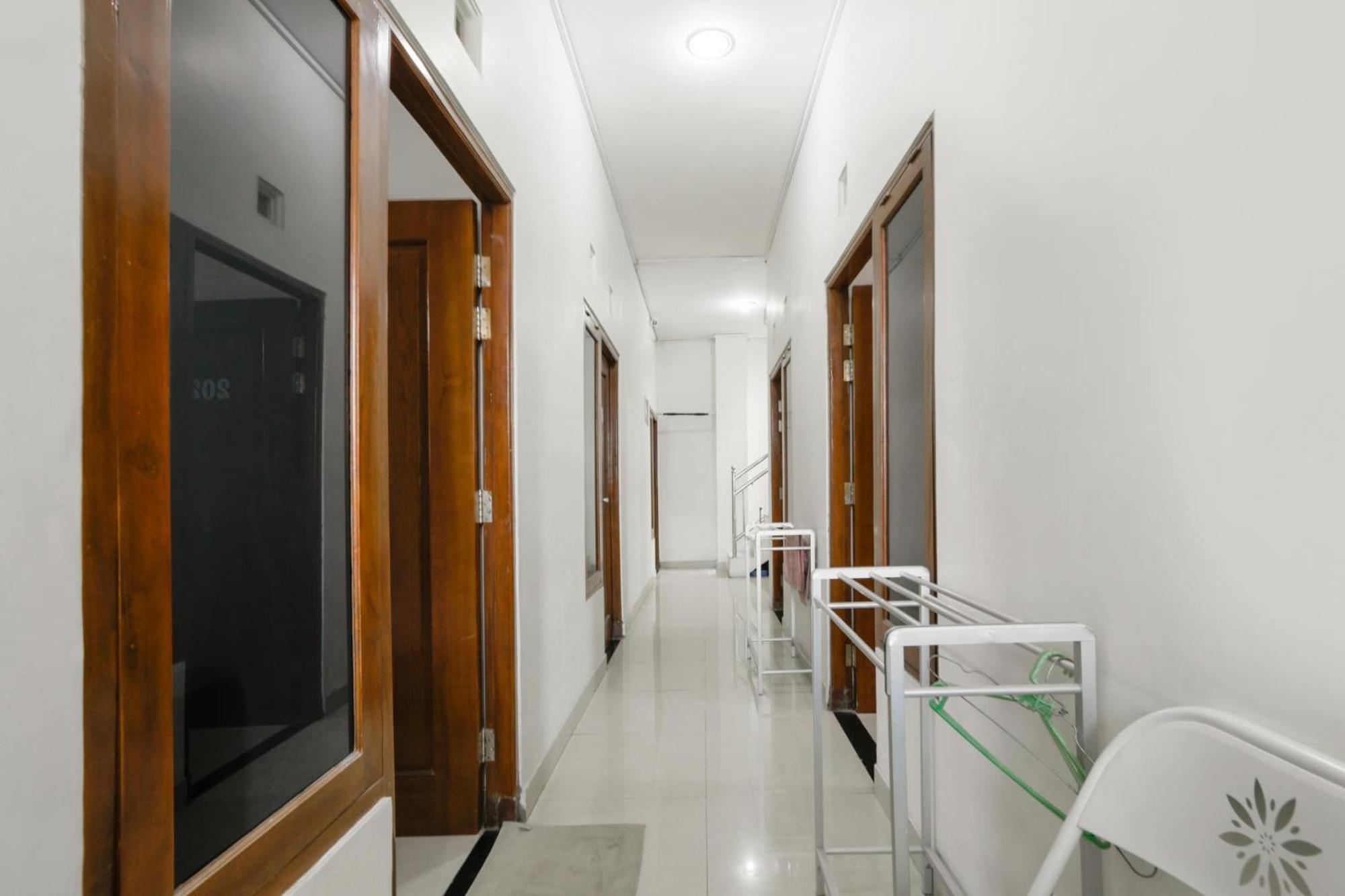 Super Oyo 3838 Tamansari Guest House Surakarta  Экстерьер фото